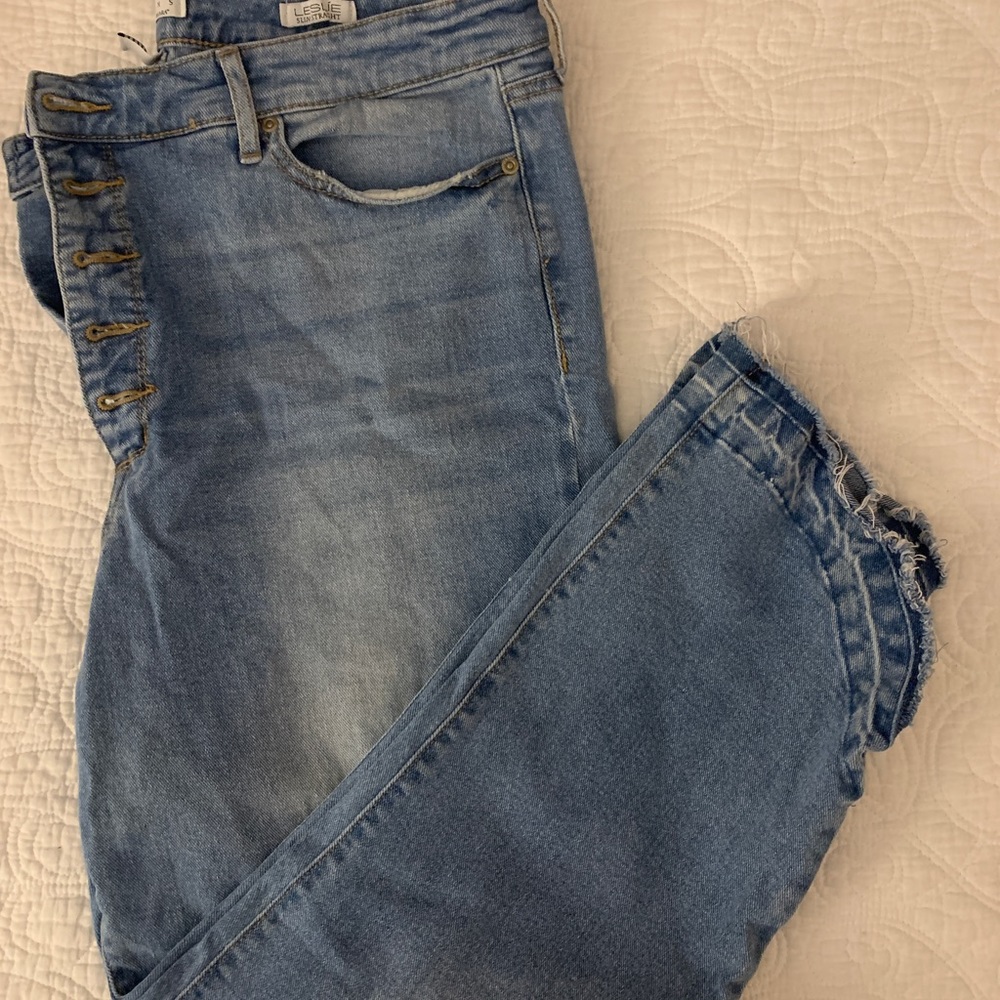Sofia Vigara cropped, button fly, tulip hem